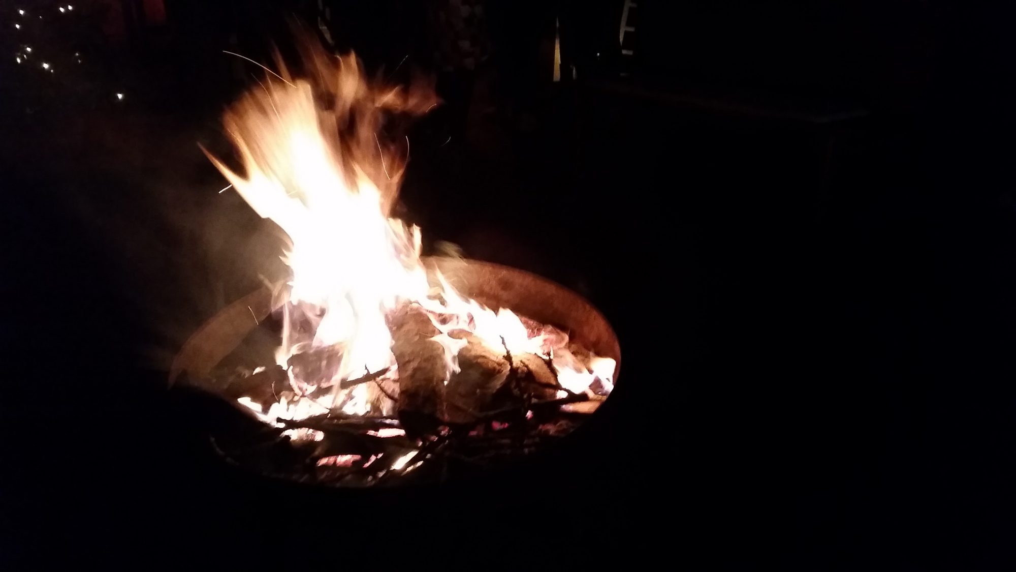 Lagerfeuer beim Adventfenster